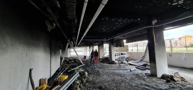 Incendiul din parcarea subterană a unui bloc din Constanţa - Evoluţia stării de sănătate a bărbatului rănit în incendiu este favorabilă, dar rămâne internat la ATI/ A fost deschis un cont bancar unde se pot face donaţii