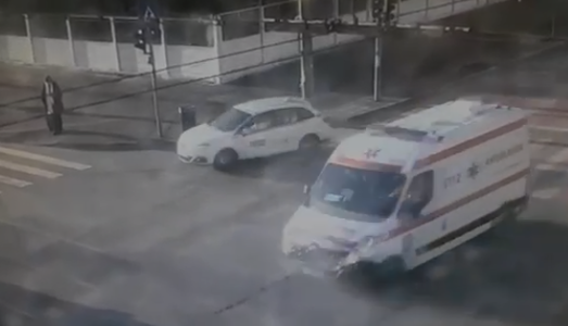 Ambulanţă aflată în misiune, implicată într-un accident rutier în Galaţi  

 