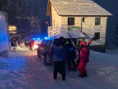 Un număr de 24 de persoane, între care 12 copii, coborâte de jandarmii montani de la Cota 1400 în staţiunea Sinaia/ Instalaţiile de transport pe cablu nu funcţionau, din cauza unei pene de curent - VIDEO