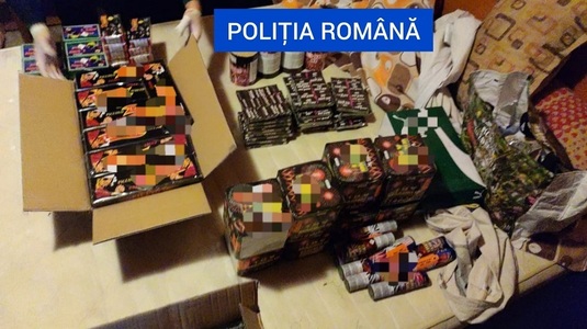 Dolj: 250 de kilograme de articole pirotehnice, descoperite de poliţişti în urma a două percheziţii - FOTO
