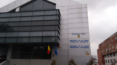 Constanţa: Bărbat reţinut pentru ultraj judiciar. El ar fi ameninţat prin WhatsApp doi procurori DNA 
