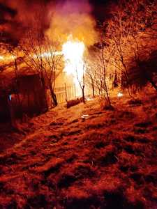 UPDATE - Incendiu la o locuinţă din Vaslui: Două persoane au fost evacuate, una fiind intoxicată cu monoxid de carbon / Proprietara imobilului a fost găsită decedată, cu arsuri profunde - FOTO/ VIDEO