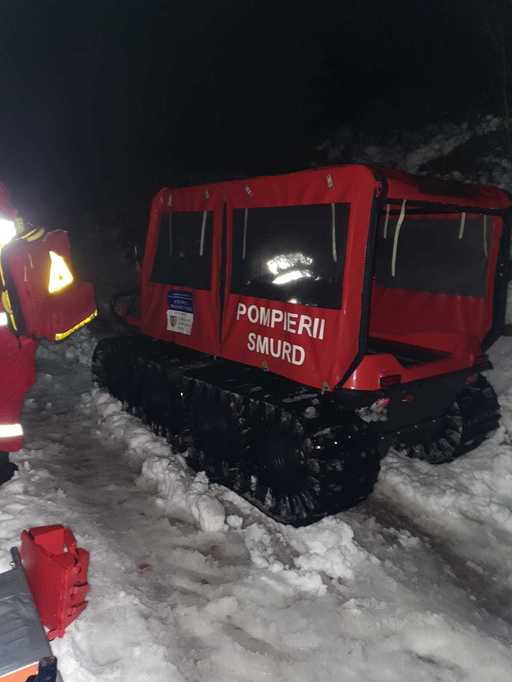 UPDATE - Intervenţie dificilă din cauza zăpezii în judeţul Alba pentru salvarea unei persoane suspecte de accident vascular / Pacientul, de 24 de ani, predat echipajelor medicale