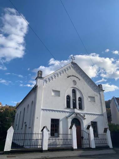 Dosar penal, după ce două svastici au fost desenate pe stâlpii Sinagogii evreieşti din Sighişoara / Adolescent de 15 ani, cercetat pentru utilizarea în public a simbolurilor antisemite 