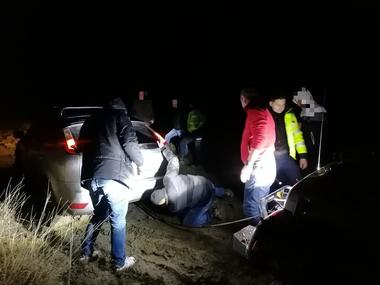 Vrancea: Patru persoane, între care o femeie însărcinată, s-au rătăcit, după ce au urmat indicaţiile oferite de GPS / Oamenii au sunat la 112  