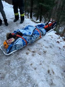 Prahova: Tânăr de 15 ani, salvat după ce, în timp ce se plimba cu un ATV, a căzut 10 metri într-o râpă - VIDEO