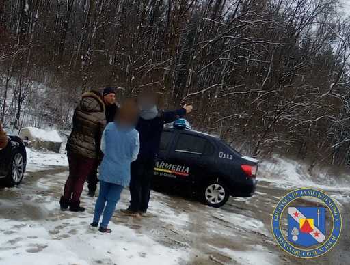 Bacău: O fată de 13 ani dispărută de acasă în ziua de Crăciun a fost găsită de jandarmi/ Adolescenta era într-o zonă împădurită, în stare de şoc, şi nu a putut povesti cum a ajuns acolo