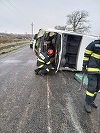 Ialomiţa - Patru persoane rănite după ce o autoutilitară s-a răsturnat pe şosea