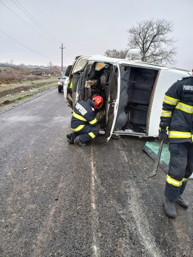 Ialomiţa - Patru persoane rănite după ce o autoutilitară s-a răsturnat pe şosea