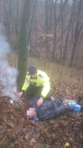 Caraş-Severin: Bărbat căzut într-o râpă în pădure, salvat de poliţişti / A fost găsit semi-conştient şi îngheţat de frig