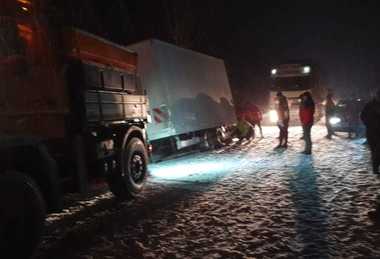 Autocar derapat în drum spre Vama Albiţa, repus pe traseu de drumarii ieşeni 