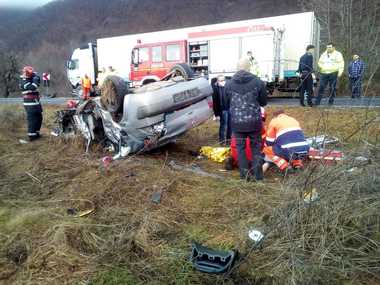 Hunedoara: Patru victime, printre care doi copii, în urma unui accident între o maşină şi un TIR/ Un bărbat de 34 de ani a decedat