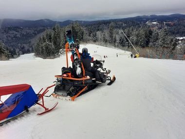 Zi plină pentru salvamontiştii din Poiana Braşov - 13 persoane au avut nevoie de intervenţia echipelor / Trei accidente, în partea inferioară a masivului, care este închisă traficului din cauza stratului insuficient de zăpadă 