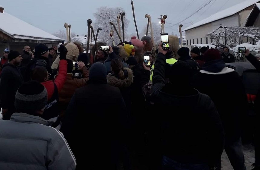 Îmbrânceli la Ruginoasa între tinerii participanţi la tradiţionala bătaie şi forţele de ordine. Un jandarm a fost lovit cu pumnul în zona feţei, fiind transportat la spital
