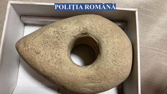 Artefact vechi de peste 6000 de ani, pe care un buzoian voia să-l vândă pe internet contra sumei de 3000 de euro, confiscat de poliţişti şi predat Muzeului Judeţean
