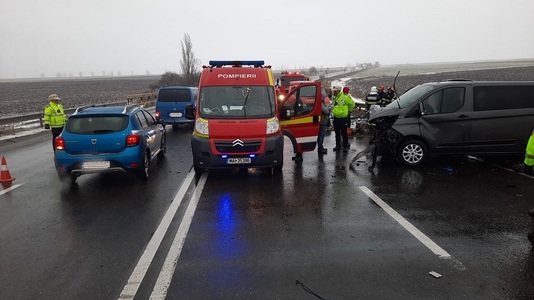 Accident pe DN 1E, între municipiul Braşov şi staţiunea Poiana Braşov / Un autoturism a intrat în coliziune cu un autobuz de călători / Trei persoane au fost rănite