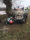 Ialomiţa: Patru persoane rănite după ce o maşină a ieşit de pe şosea şi s-a răsturnat pe câmp, lovind şi un copac - FOTO