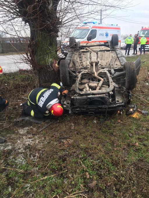 Ialomiţa: Patru persoane rănite după ce o maşină a ieşit de pe şosea şi s-a răsturnat pe câmp, lovind şi un copac - FOTO