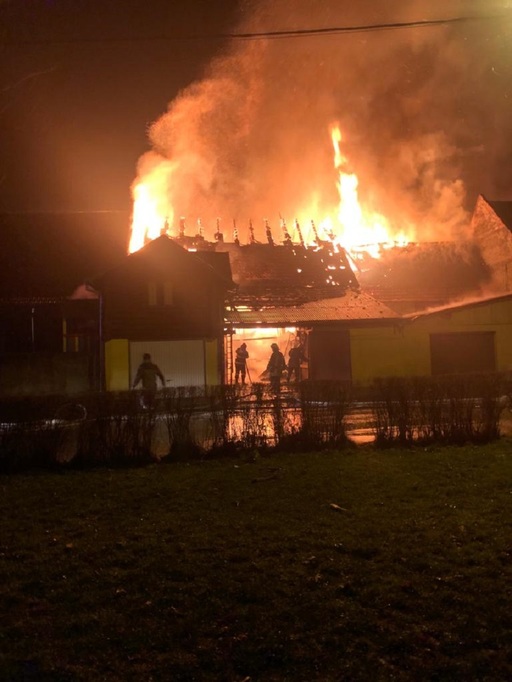 Braşov: Trei case, cuprinse de flăcări în Râşnov. O persoană a avut nevoie de îngrijiri medicale - FOTO
