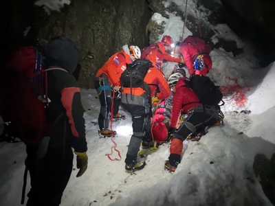 Turista căzută în gol în Bucegi, recuperată de către salvamontişti - FOTO, VIDEO
