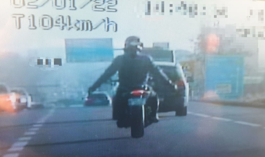 Motociclist care conducea cu 178 km/h în localitate, prins de poliţiştii rutieri din Neamţ/ Trei şoferi care ar fi consumat cocaină, opriţi în trafic - FOTO