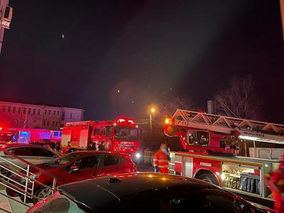 UPDATE - Incendiu puternic la un bloc din Constanţa, cu mari degajări de fum / 13 persoane, evacuate - FOTO/ VIDEO