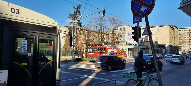 Intervenţie a pompierilor la Spitalul Municipal din Timişoara, după ce a fost sesizat miros de fum

