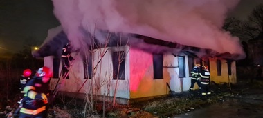 UPDATE - Clădire dezafectată din Slatina, distrusă într-un incendiu. Nouă maşini parcate în apropiere au fost avariate. Focul a fost pus cel mai probabil de o persoană fără adăpost / Poliţiştii au deschis dosar penal în urma incendiului   - FOTO
