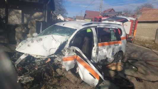 Ambulanţă privată, implicată în accident în judeţul Covasna / Şoferul şi trei pacienţi pe care-i transporta au fost răniţi  