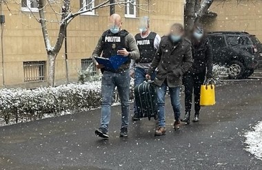 UPDATE – Un italian şi o româncă, cu mandate de arestare în Italia, prinşi în Timiş / Cei doi, implicaţi în infracţiuni privind managementul online al jocurilor de noroc / Gruparea, acuzată că a susţinut Camorra, a obţinut în 2 ani peste 5 miliarde de euro  - VIDEO 