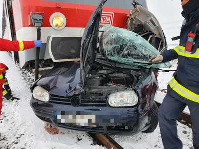 UPDATE - Arad: O tânără a murit după ce maşina pe care o conducea a fost lovită de un tren care circula pe ruta Timişoara-Oradea / Patru trenuri vor ajunge la destinaţie cu întârzieri între una şi trei ore - FOTO