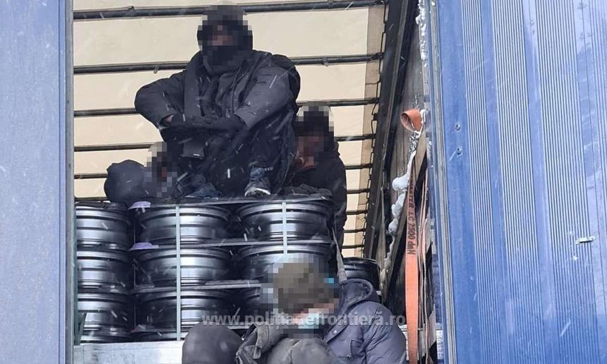 Arad: 15 cetăţeni din Afganistan, care au încercat să treacă ilegal frontiera în Ungaria, ascunşi în două camioane, prinşi la Nădlac II 