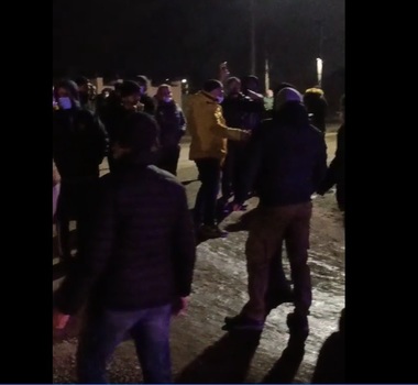 UPDATE - Giurgiu: Zeci de persoane au ieşit în stradă, la Bolintin-Vale, după ce un localnic a murit, după ce a fost lovit cu pietre/ Trupele speciale ale Poliţiei, mobilizate / Grindeanu: Sunt convins că Ministerul de Interne va gestiona situaţia - VIDEO
