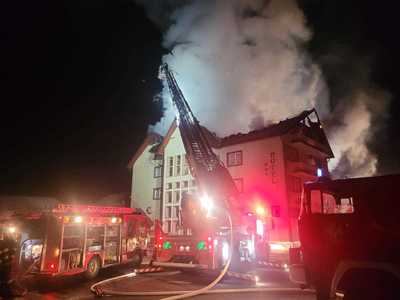 UPDATE - Braşov: Incendiu puternic la acoperişul unui hotel din Rupea/ Intervin mai multe autospeciale de pompieri/ O persoană cu atac de panică primeşte îngrijiri/ Circa 30 de persoane s-au autoevacuat - FOTO, VIDEO