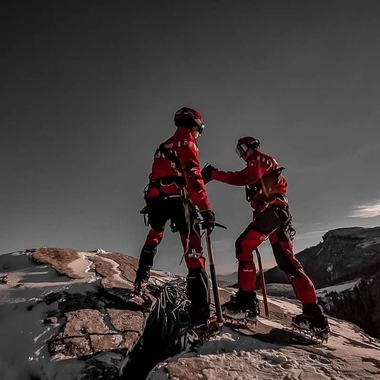 UPDATE - Salvamontiştii din Sibiu intervin pentru salvarea a două persoane surprinse de o avalanşă în Masivul Făgăraş/ Intervenţia, extrem de dificilă, ar urma să dureze cel puţin zece ore/ DSU: Intervenţia elicopterului SMURD nu se poate face în siguranţă