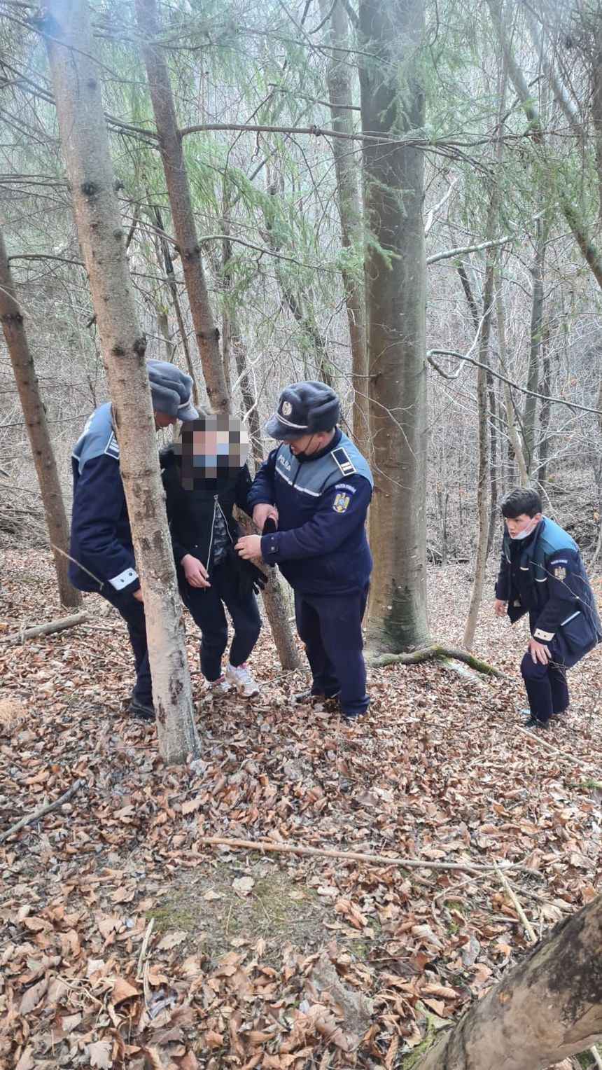 Vrancea: Adolescentă aflată în plasament, care a plecat de la locuinţa sa, găsită de poliţişti într-o pădure, după ce a fost localizată cu ajutorul telefonului