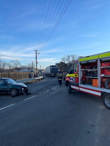 Prahova - Accident în care a fost implicat un camion încărcat cu aproximativ 200 de butelii - FOTO