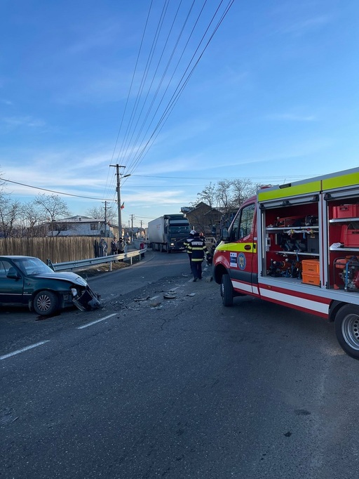 Prahova - Accident în care a fost implicat un camion încărcat cu aproximativ 200 de butelii - FOTO