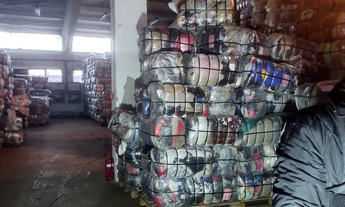 Cinci sute de tone de deşeuri din haine second-hand, găsite în urma unor percheziţii în Târgu Mureş / Verificările, în baza unui dosar penal deschis de procurorii constănţeni 