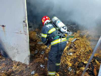 Incendiu în Vama Giurgiu, în magazii în care sunt depozitate tutun, ţigări, textile şi încălţăminte - VIDEO