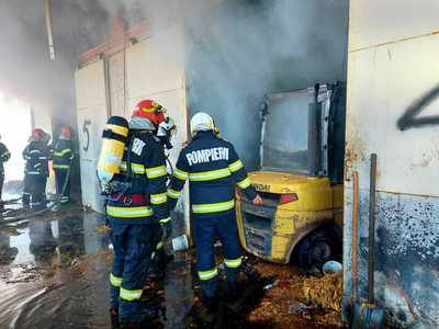 Incendiul din Vama Giurgiu, stins după aproape nouă ore / Pompierii au stabilit că focul a fost provocat intenţionat / Ancheta, preluată de Poliţie 