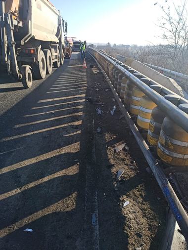 Angajat al CNAIR, accidentat de un şofer neatent în timp ce lucra pentru a îndepărta efectele unui accident anterior / Bărbatul a ajuns la spital  