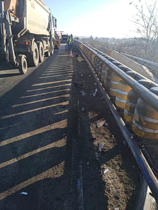 Angajat al CNAIR, accidentat de un şofer neatent în timp ce lucra pentru a îndepărta efectele unui accident anterior / Bărbatul a ajuns la spital  