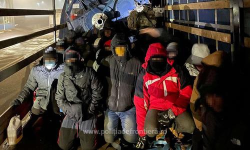 Arad: 27 de migranţi au încercat să iasă ilegal din România, ascunşi într-un TIR