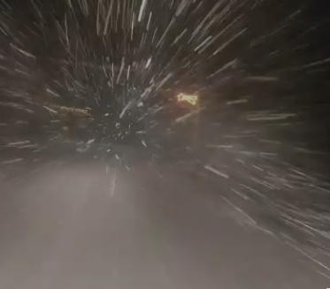 Avertizare Infotrafic – Ninge viscolit pe mai multe artere din ţară / Trafic întrerupt pe DN 76 în judeţul Hunedoara, după ce un TIR a derapat şi a ajuns de-a latul drumului / Restricţii de tonaj pe DN 17 - VIDEO