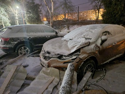 Hunedoara: O parte din acoperişul unui bloc din Lupeni a fost luat de vânt / Un autoturism parcat a fost avariat