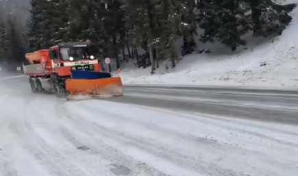 Cod roşu de vânt, prelungit în Caraş-Severin - Şase localităţi au rămas fără energie electrică şi un drum naţional este blocat / Zăpada viscolită are 20 de centimetri pe şosea