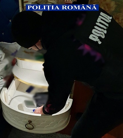 Prahova: Cinci reţinuţi, în urma descinderilor făcute de poliţişti şi procurori la mai multe adrese. Printre aceştia, un lider al lumii interlope din judeţ 