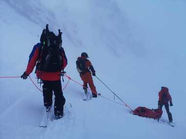 UPDATE - Persoană rătăcită pe platoul Bucegi. Zece salvamontişti au plecat în căutarea sa. Acţiunea, dificilă din cauza vântului care suflă cu 130 km la oră / Este un cabanier care se îndrepta spre casă - VIDEO