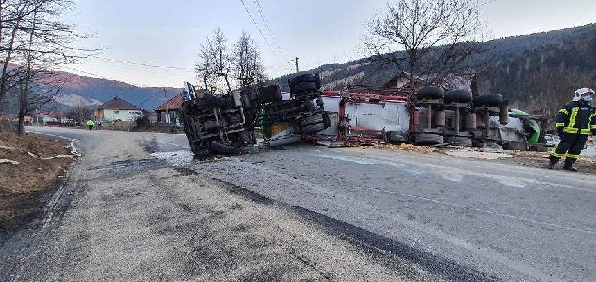 UPDATE - Trafic blocat pe DN15 Piatra Neamţ-Topliţa, după ce o cisternă cu material inflamabil s-a răsturnat / 10 persoane din 7 gospodării din zonă, evacuate - FOTO